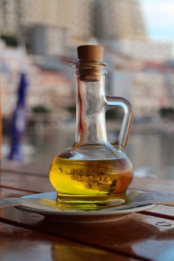 Une burette d'huile d'olive sur une table