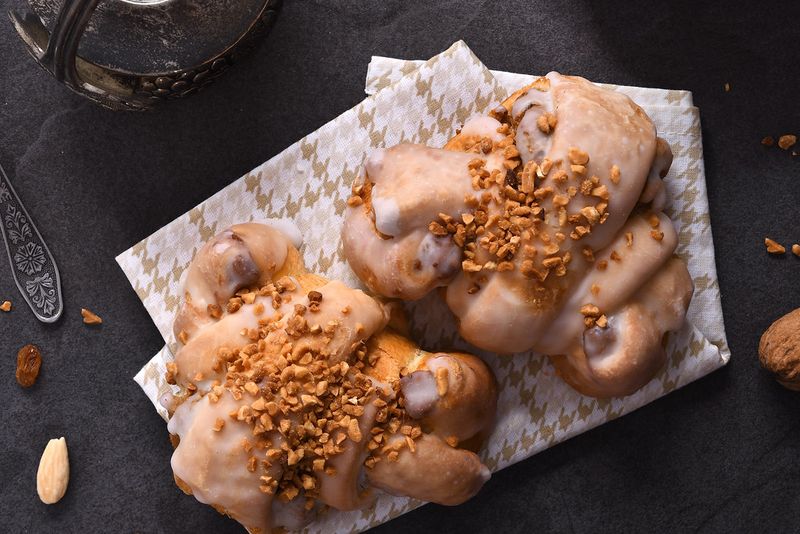 Des biscuits nappés de noix concassées