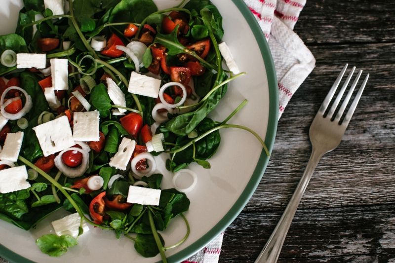 Des jeunes pousses d'épinards, de la feta et des tomates