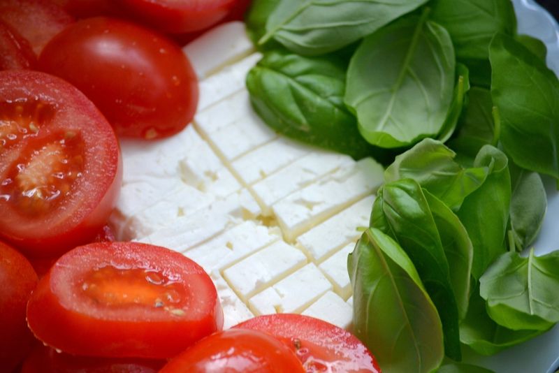Des dés de feta avec des tomates et du basilic