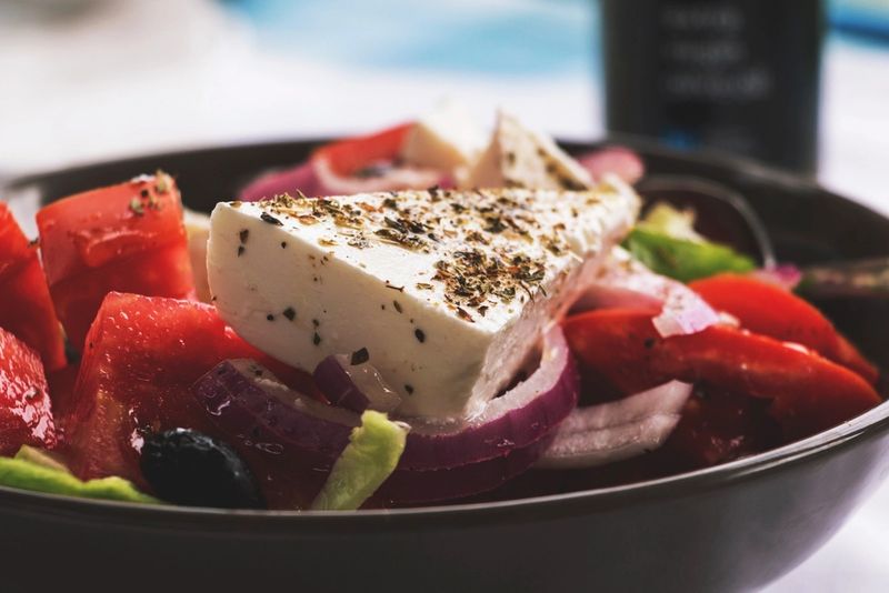 Une salade grecque surmontée d'un pavé de feta