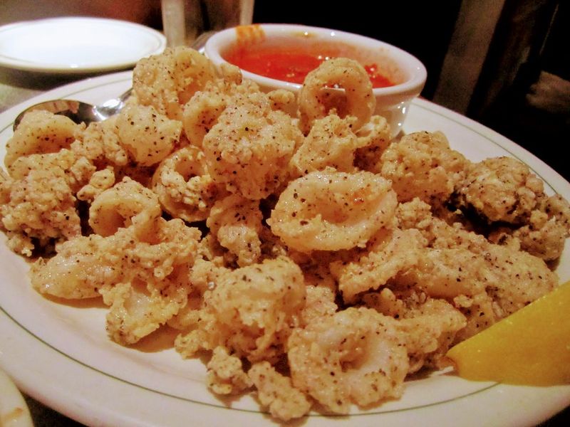 Des calamars frits servis avec une sauce tomate