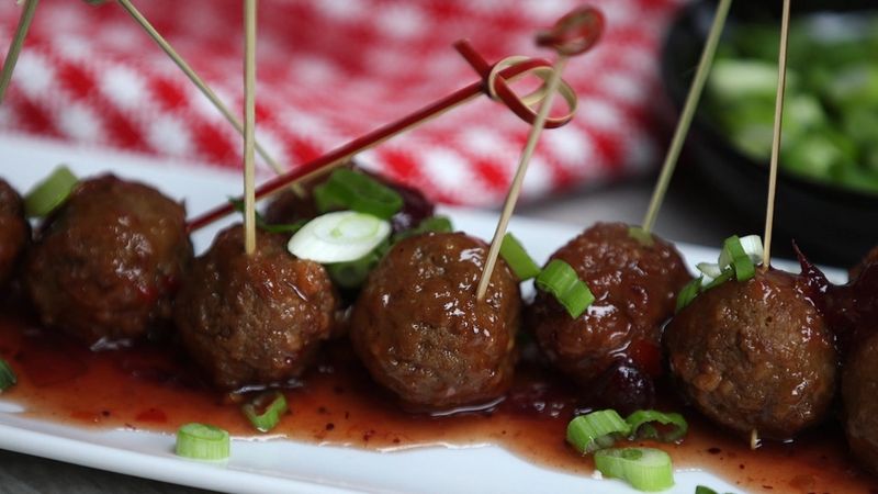Des boulettes de viande en brochette, nappées de sauce