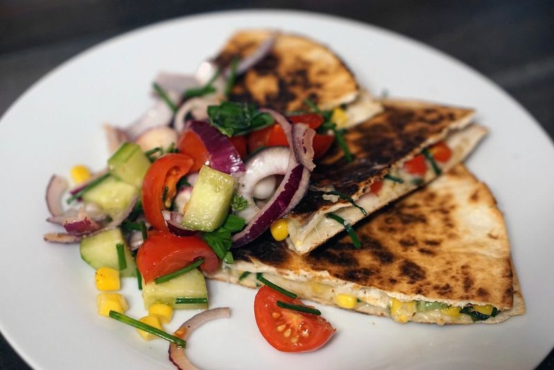 Une pita grillée servie avec des crudités